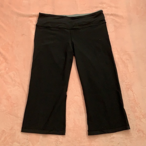 Black reversible Lululemon capris - Picture 3 of 5